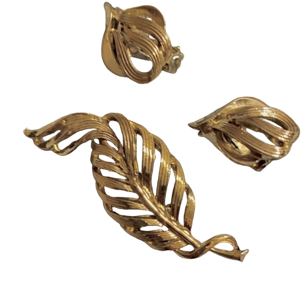 Vintage Coro Signed Gold Tone Textured Leaf Brooch & Clip-On Earrings Set